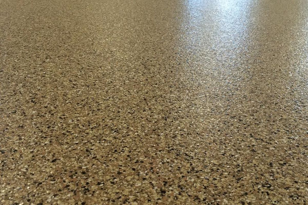 Stort flingstrött akrylgolv i varm beige ton