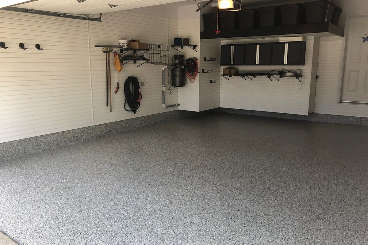 Färdigt garagegolv med grå epoxiflingor och blank yta